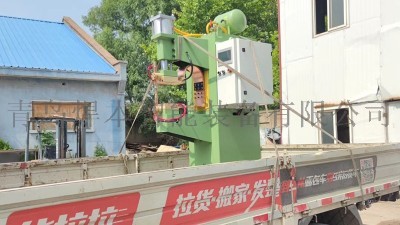 青島焊本發(fā)貨冰箱鉸鏈中頻點(diǎn)焊機(jī)